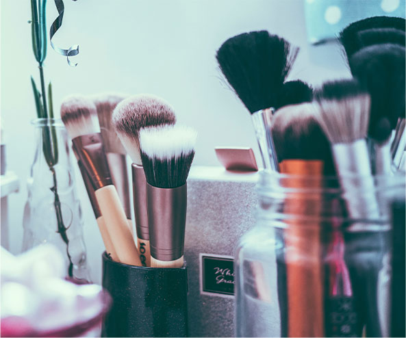 Boite remplie de pinceaux à maquillage